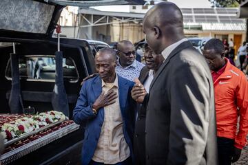 El padre de Kelvin Kiptum, Samson Cheruiyot (C), reacciona mientras llega a la morgue antes del comienzo del funeral de su hijo.