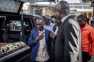 El padre de Kelvin Kiptum, Samson Cheruiyot (C), reacciona mientras llega a la morgue antes del comienzo del funeral de su hijo.