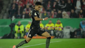 Bayern Munich's Colombian forward #14 Luis Diaz runs with the ball during the German Cup (DFB Pokal) second round football match between 1 FC Cologne and FC Bayern Munich in Cologne, western Germany on October 29, 2025. (Photo by Sascha Schuermann / AFP) / DFB REGULATIONS PROHIBIT ANY USE OF PHOTOGRAPHS AS IMAGE SEQUENCES AND QUASI-VIDEO.