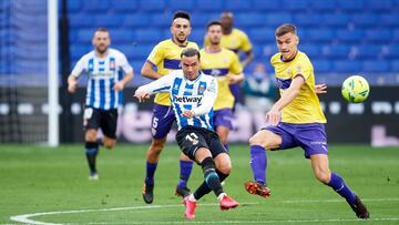 BARCELONA, SPAIN - DECEMBER 20: Raul de Tomas of RCD Espanyol scores the opening goal during the LaLiga SmartBank match between RCD Espanyol and UD Almeria at RCDE Stadium on December 20, 2020 in Barcelona, Spain. Sporting stadiums around Spain remain und