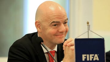 El plan Infantino: una ventana de fichajes, topes salariales...