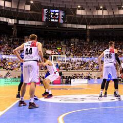 Un gran Bouteille asalta el Coliseum con 34 puntos