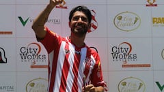 Abreu se presenta con Central Español, su 24º club en 21 años