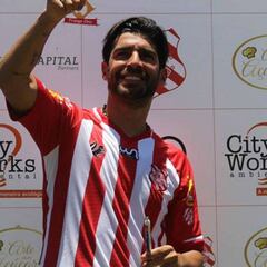 Abreu se presenta con Central Español, su 24º club en 21 años