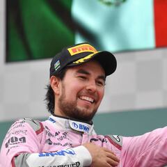 Checo Pérez, tercer lugar en Bakú; Hamilton gana en el caos