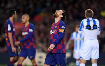 El jugador del Barcelona, Leo Messi, se lamenta tras fallar una clara ocasi¨®n de gol.