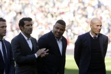 Raymond Kopa, Michael Owen, Luis Figo y Zinedine Zidane en la entrega del Balón de Oro a Cristiano.