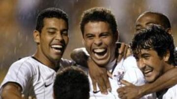 EN RACHA. El brasileño Ronaldo marcó un nuevo gol con el Corinthians, el segundo en los dos partidos que ha disputado con su nuevo equipo.