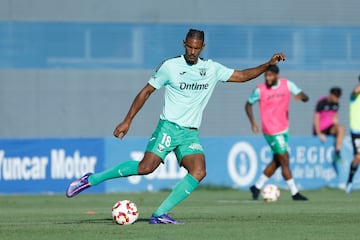 Haller, durante el calentamiento del único partido que ha disputado con el Leganés, un amistoso contra el Fuenlabrada. 