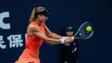 Paula Badosa, durante su partido contra Viktorija Tomova en el China Open.