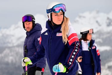 Lindsey Vonn es una de las esquiadoras alpinas más laureadas de la historia, con una carrera dominada por la velocidad y la regularidad en la Copa del Mundo.
En los Juegos Olímpicos de Invierno de Vancouver 2010 alcanzó la cima al ganar el oro en descenso y el bronce en supergigante, consolidándose como referente mundial.
Además, logró 82 victorias en la Copa del Mundo, cuatro Globos de Cristal generales y múltiples títulos en disciplinas de velocidad, marcando una era en el esquí femenino.