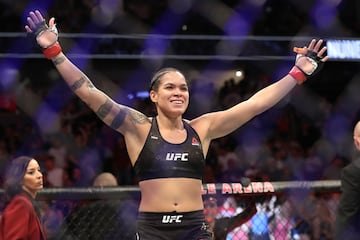 Amanda Nunes fue campeona del peso gallo y del peso pluma en UFC. La brasile?a, de 35 a?os, logr convertirse en poco ms de tres a?os en la luchadora ms dominante de la divisin femenina. Es la que ms cinturones tiene (diez) y la nica que ha sido campeona en dos divisiones. Adems, en el UFC 250 se convirti en la primera luchadora (hombre y mujer) que logra defender los cinturones en las categoras en las que reina a la vez. Un hito. Tras ganar el ttulo ante Tate, finaliz a Ronda Rousey en 48. Despus llegaron Shevechenko, Pennington y ante Cyborg consigui su segundo ttulo en una categora superior. Holm, De Randamie, Spencer y Anderson la retaron sin xito. Julianna Pe?a le despoj del ttulo del peso gallo, pero lo recuper en la revancha. En el UFC 289 anunci su retirada tras defender el campeonato ante Irene Aldana.