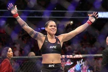 Amanda Nunes fue campeona del peso gallo y del peso pluma en UFC. La brasileña, de 35 años, logró convertirse en poco más de tres años en la luchadora más dominante de la división femenina. Es la que más cinturones tiene (diez) y la única que ha sido campeona en dos divisiones. Además, en el UFC 250 se convirtió en la primera luchadora (hombre y mujer) que logra defender los cinturones en las categorías en las que reina a la vez. Un hito. Tras ganar el título ante Tate, finalizó a Ronda Rousey en 48”. Después llegaron Shevechenko, Pennington y ante Cyborg consiguió su segundo título en una categoría superior. Holm, De Randamie, Spencer y Anderson la retaron sin éxito. Julianna Peña le despojó del título del peso gallo, pero lo recuperó en la revancha. En el UFC 289 anunció su retirada tras defender el campeonato ante Irene Aldana.