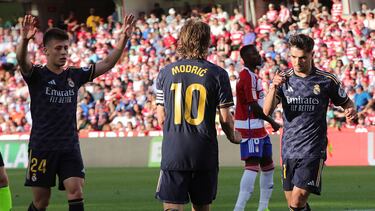 GRANADA, 11/05/2024.- El delantero del Real Madrid Brahim Díaz (d) celebra su segundo gol con sus compañeros durante el partido de la jornada 35 de LaLiga entre el Granada CF y el Real Madrid, este sábado en el estadio Nuevo Los Cármenes de Granada. EFE/Pepe Torres