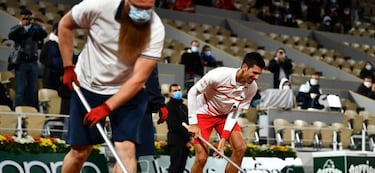 Djokovic ayuda a secar la pista en su partido contra Galán