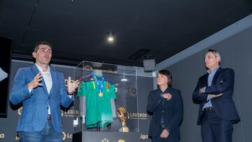 18/05/23
THE HOME OF FOOTBALL
ENTREGA DE IKER CASILLAS DE UNA RELIQUIA DEL FUTBOL ESPAÑOL Y MUNDIAL A LEGENDS
MARCELO ORDAS Presidente de Legends
JOSE MONTERO Director de relaciones Institucionales de la Liga