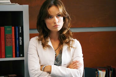 Conocimos a Wilde como una de las protagonistas de ‘House’, aquella serie sobre un médico brillante con un terrible carácter. Después, su carrera como actriz ha seguido con títulos como ‘Cowboys & aliens’ o ‘Tron: legacy’. Como directora, su principal obra es ‘No te preocupes, querida’, en la que actuó junto a Florence Pugh y Harry Styles.