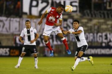 Wilson Morelo (C) of Colombia's Independiente Santa Fe jumps for the ball next to Claudio Baeza (R) of Chile's Colo Colo during their Copa Libertadores soccer match in Santiago, April 15, 2015. On left, Colo Colo's Gonzalo Fierro looks on. REUTERS/Ivan Alvarado