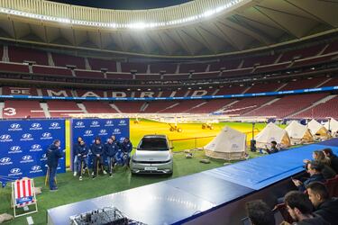 Diez aficionados disfrutarán de una exclusiva noche pernoctando en tiendas de campaña instaladas en el estadio, como ganadores de un sorteo de Hyundai, patrocinador del  Atletico de Madrid. Los jugadores rojiblancos cedieron sus vehículos IONIQ 5 para dotar de energía a diferentes zonas del Eco Camping.