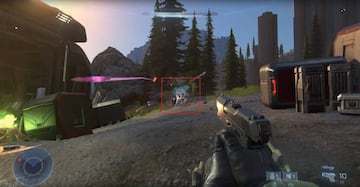 Elementos de la interfaz vistos en Halo 5: Guardians se mantienen, como los marcadores de impacto y la señal de baja.