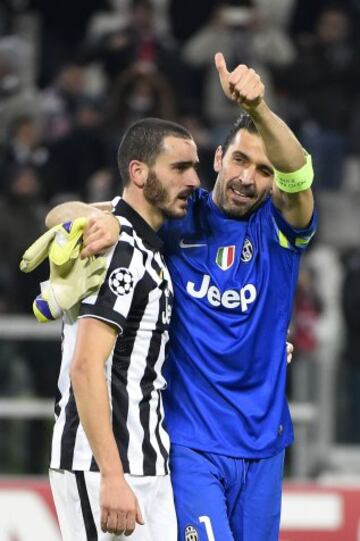 Gianluigi Buffon y Bonucci celebran el pase.