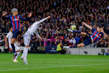 Ronald Araujo y Federico Valverde observan el remate de manera acrobática de Robert Lewandowski.