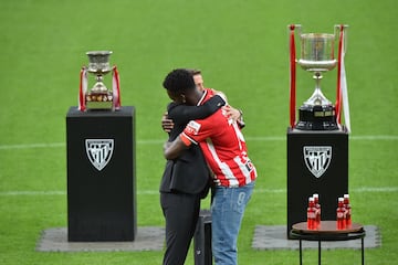 Iñaki Williams se abraza con Iker Muniain.
