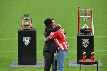 Iñaki Williams se abraza con Iker Muniain.
