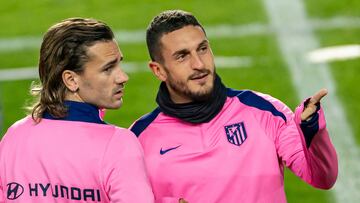 Prague (Czech Republic), 25/11/2024.- Atletico's Antoine Griezmann (L) and Koke Resurreccion (R) attend the team's training session in Prague, Czech Republic, 25 November 2024. Atletico Madrid will face Sparta Prague in their UEFA Champions League soccer match on 26 November. (Liga de Campeones, República Checa, Praga) EFE/EPA/MARTIN DIVISEK