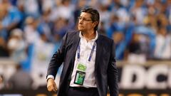 Luis Fernando Tena se ha afianzado en el banquillo de la Selección de Guatemala, sin embargo, el Tri no le quita la vista.