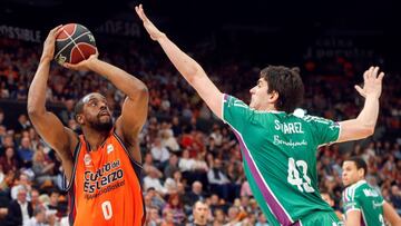 GRAF040. VALENCIA, 22/04/2018.- El ala-pívot estadounidense del Valencia Basket Will Thomas (i) lanza a canasta ante Carlos Suárez, de Unicaja, durante el partido de Liga ACB que se disputa esta tarde en el pabellón de la Fuente San L