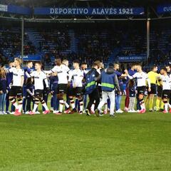 Besos y abrazos primero, después codos y puños por el Coronavirus