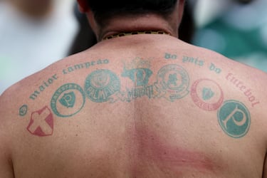 Detalle de los tatuajes en la espalda de un aficionado del Palmeiras antes del partido del Grupo A de la Copa Mundial de Clubes de la FIFA 2025 entre el SE Palmeiras y el Al Ahly SC.