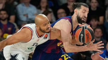 El ala-pívot georgiano del Barça Tornike Shengelia (d) lucha con Shavon Shields, del Armani Milán, durante el partido de la séptima jornada de la fase regular de la Euroliga de baloncesto.