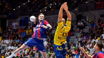 JAÉN, 01/06/2024.- El jugador del Barcelona Jonathan Carlsbogård (i) lanza ante Asier Nieto (c), del Bidasoa Irún, durante la primera semifinal de la Copa de S.M. el Rey 2024 disputada este sábado en Olivo Arena de Jaén. EFE/ J.L. Recio / Rfebm SÓLO USO EDITORIAL / SÓLO DISPONIBLE PARA ILUSTRAR LA NOTICIA QUE ACOMPAÑA (CRÉDITO OBLIGATORIO)