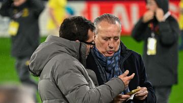 VILLARREAL (CASTELLÓN), 03/03/2025.- El presidente del Villarreal Fernando Roig Alfonso (i) habla con su padre Fernando tras conocer la suspensión del partido Villarreal-Espanyol. Con motivo de las recomendaciones de seguridad por el riesgo de inundaciones como consecuencia de la actual DANA que se sitúa en Castellón, les informamos que el Juez de Competiciones Profesionales ha decidido el aplazamiento del partido de la jornada 26 de Primera División entre el Villarreal CF y el RCD Espanyol de Barcelona. EFE/Andreu Esteban