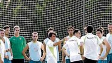 <b>MOTIVADOR. </b>Paco Chaparro no cesa de hablar con cada uno de los jugadores heliopolitanos.