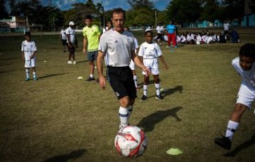 Butragueño con los niños de la Fundación del Real Madrid en La Habana