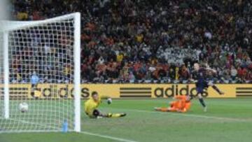 EL GOL DE LA GLORIA. Con este derechazo, Iniesta hizo a Espa&ntilde;a campeona del mundo. La estirada de Stekelenburg fue in&uacute;til.
 