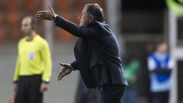 Futbol, Deportes Iquique vs Independiente
Copa Sudamericana 2017
El entrenador de Independiente Ariel Holan, dirige a sus jugadores durante el partido de Copa Sudamericana contra Deportes Iquique disputado en el estadio Zorros del desierto Calama, Chile.
02/08/2017
Cristian Rudolffi/Photosport
***************
Football, Deportes Iquique vs Independiente
Copa Sudamericana Championship 2017
Independiente's head coach Ariel Holan, gives intructions to his players during the Copa Sudamerica Championship football match against Deportes Iquique at Zorros del desierto stadium Calama, Chile.
02/08/2017
Cristian RudolffiPhotosport