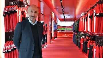 Aitor Elizegi posa en una de las tiendas del Athletic.