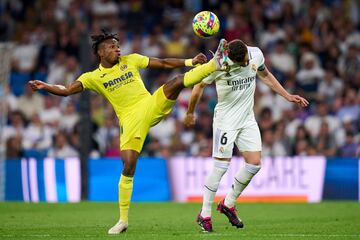 Chukwueze disputa un balón con Nacho en el Real Madrid-Villarreal disputado en abril en el Bernabéu.