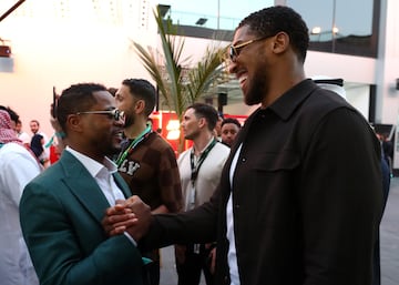 Saludo entre Patrice Evra y Anthony Joshua.