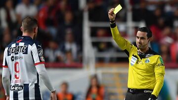 El atacante europeo retardó la reanudación de juego cuando iba a ser sustituido. El silbante central trató de llevarlo afuera del terreno de juego.