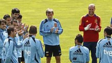 <b>AGRIDULCE CUMPLEAÑOS. </b>Soldado es aplaudido por sus compañeros por su 27 cumpleaños. Después supo que no estará en la Eurocopa.