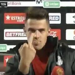 La broma de un jugador con el cámara: le dedica un corte de manga y gestos inexplicables