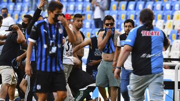 Barristas de los Gallos Blancos en la cancha del Corregidora