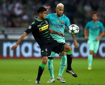  Mahmoud Dahoud y Neymar 