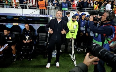 Fichó por el Lens en febrero de 2020 y es, de momento, el único equipo al que ha entrenado. Disfruta de su quinta temporada como técnico en la liga francesa.