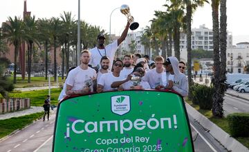 La plantilla de Unicaja celebra por las calles de Mlaga y con su aficin el ttulo de Copa del Rey conseguido al ganar al Real Madrid en la final.